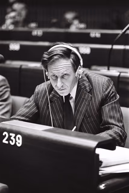 Suriet 12: The MEP Christopher M. JACKSON during a session in September 1979.