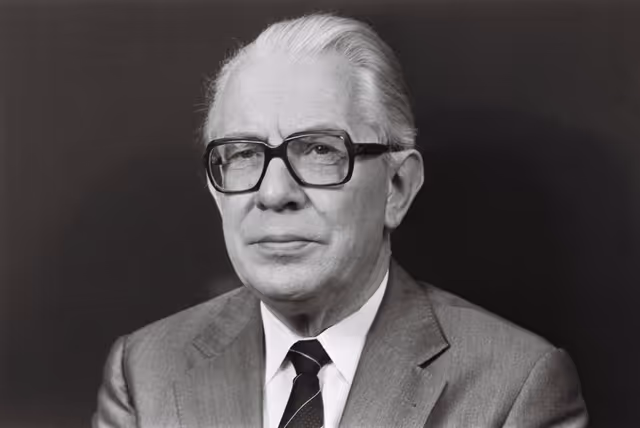 Photo 8: Portrait of the MEP Kai Uwe von HASSEL in September 1979.