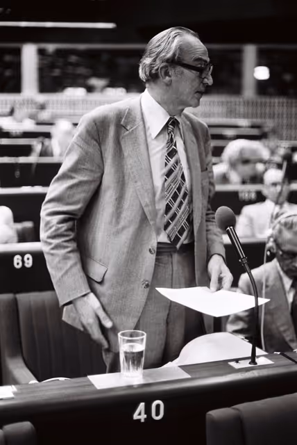 Fotografija 33: The European Commissioner Henk VREDELING during a session in Strasbourg in September 1979.
