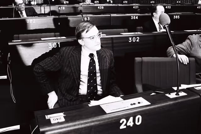 Fotografie 1: The MEP  Robert Victor JACKSON during a session in Strasbourg in November 1979.