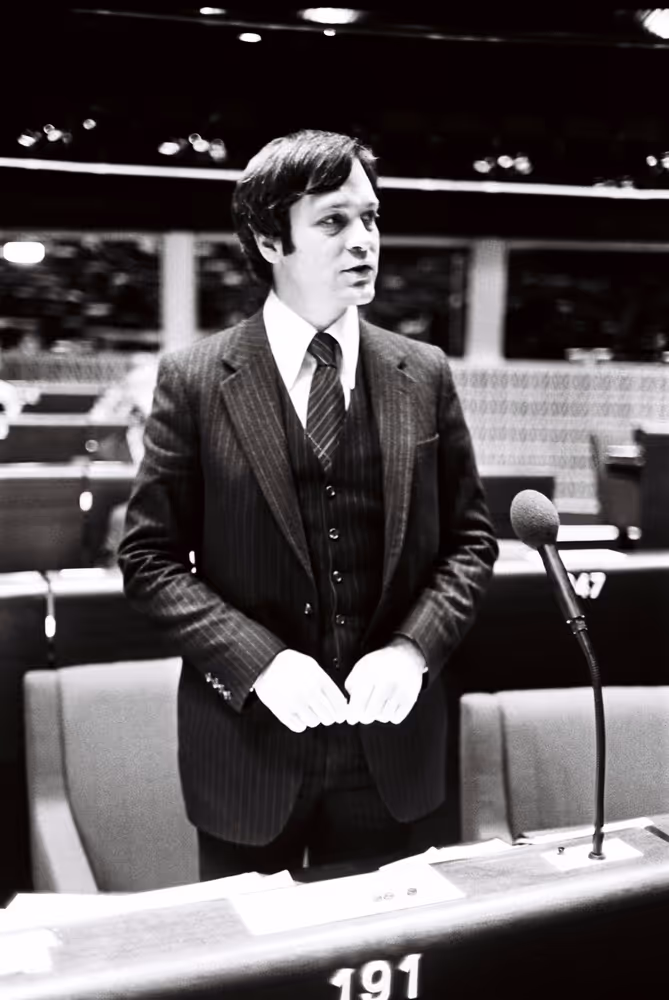 The MEP Paul F. HOWELL during a session in Strasbourg in November 1979.