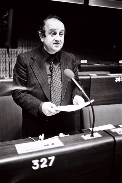 Fotografie 5: The MEP Pierre-Benjamin PRANCHERE during a session in Strasbourg in November 1979.