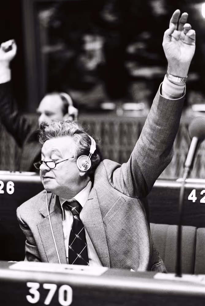 Alexander SHERLOCK during a plenary session in Strasbourg in October 1979.Vote