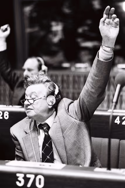 Zdjęcie 9: Alexander SHERLOCK during a plenary session in Strasbourg in October 1979.Vote