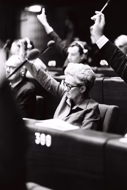 Zdjęcie 2: Dame Shelagh ROBERTS during a plenary session in Strasbourg in October 1979.Vote
