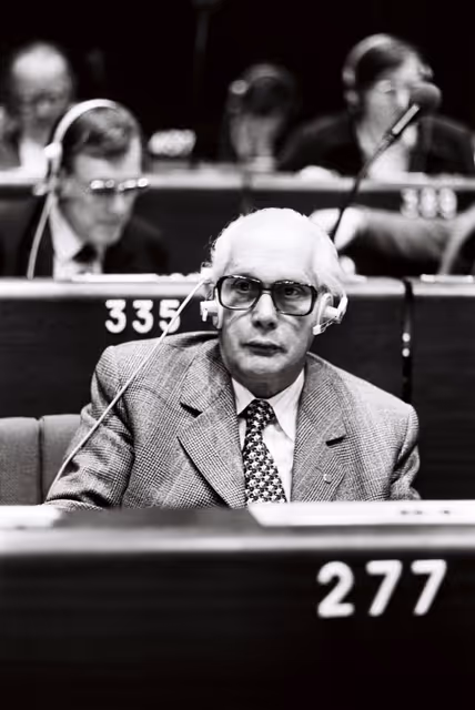 Zdjęcie 6: Erwin LANGE during a plenary session in Strasbourg in October 1979.