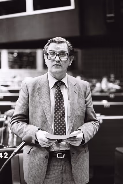 Fotografia 7: The commissioner Poul DALSAGER during a session in May 1981.