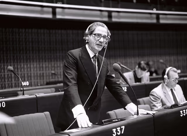 Fotografia 8: The delegue Anastassios PEPONIS during a session in Strasbourg in May 1981.
