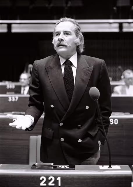 Fotografia 10: The delegue Ioannis HARALAMBOPOULOS during a session in Strasbourg in May 1981.