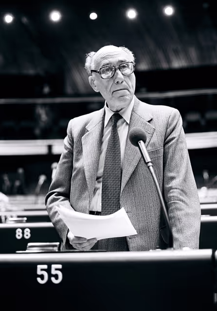 Fotografia 27: The MEP Gerard JAQUET during a session in Strasbourg on May 1981.