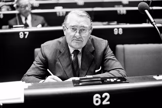 Fotografia 33: The MEP Heinrich  AIGNER during a session in Strasbourg on May 1981.