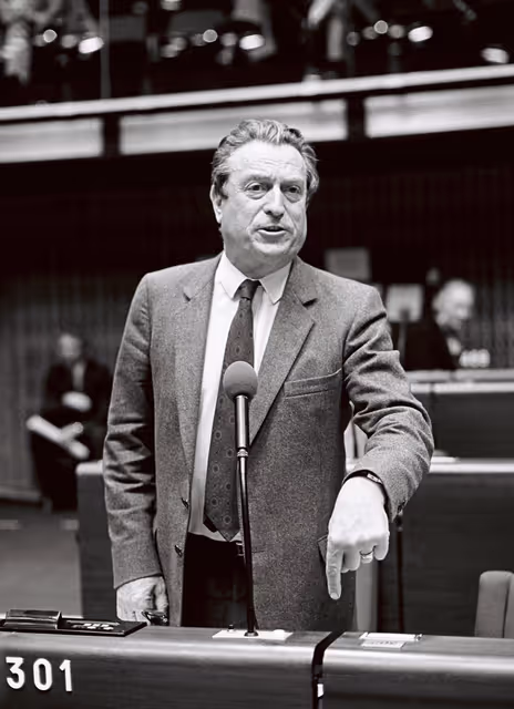 Fotografia 21: The MEP Christian de LA MALENE during a session in Strasbourg in May 1981.