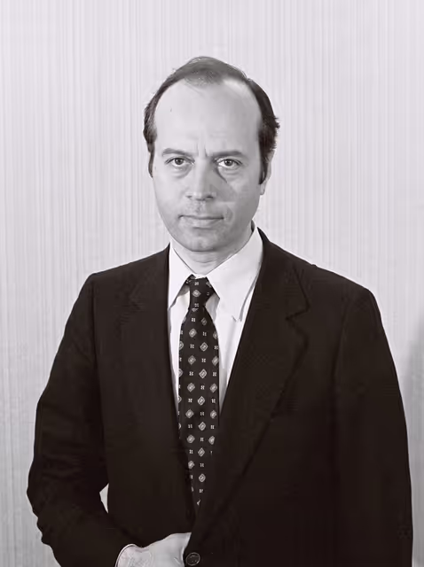 Fotografia 2: Portrait of the delegue Dimitrios FRANGOS in May 1981.