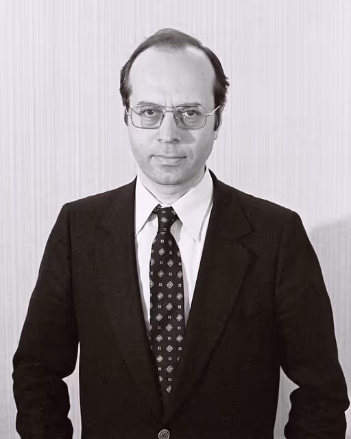 Fotografia 1: Portrait of the delegue Dimitrios FRANGOS in May 1981.
