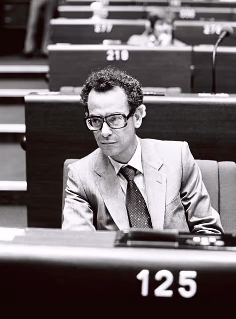 Nuotrauka 18: The MEP Robert COHEN during a session in June 1981.