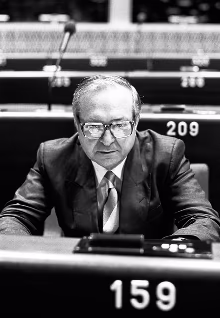 Nuotrauka 15: The MEP Pancrazio DE PASQUALE during a session in June 1981.