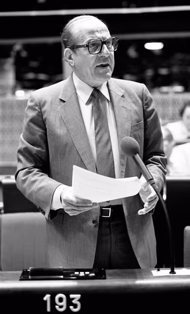 Nuotrauka 30: The MEP Francis COMBE during a session in June 1981.