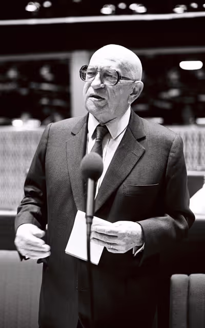 Nuotrauka 20: The MEP Edgar FAURE during a session in June 1981.