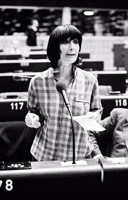 Nuotrauka 13: The MEP Carla BARBARELLA during a session in June 1981.