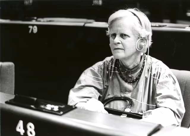 Fotagrafa 3: Bodil BOSERUP attends a plenary session in June 1981