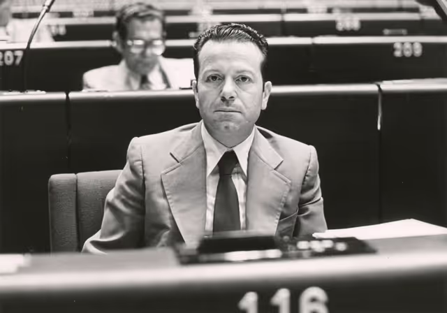 Fotagrafa 6: Domenico CERAVOLO attends a plenary session in June 1981