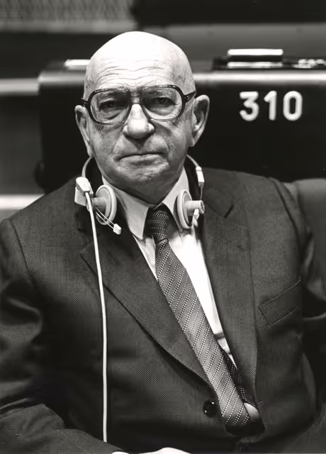Fotagrafa 7: Edgar FAURE attends a plenary session in June 1981