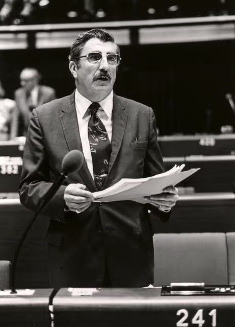 Fotagrafa 10: Edward T. KELLETT-BOWMAN speaks in plenary session in June 1981