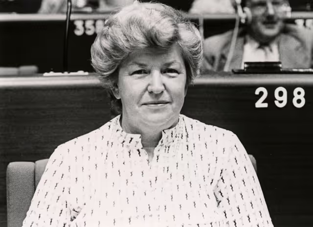 Fotagrafa 5: Cornette LENTZ attends a plenary session in June 1981
