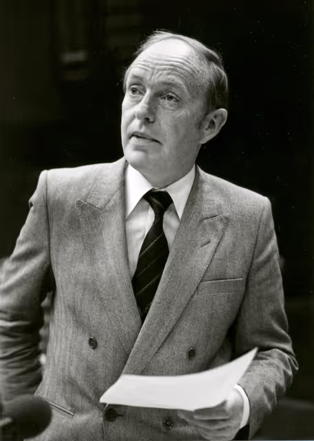 Fotagrafa 11: European Commissioner Michael O'KENNEDY speaks in plenary session in June 1981