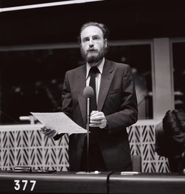 Fotografija 20: The MEP Francis WURTZ during a session in Strasbourg in July 1981.