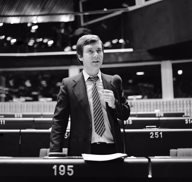Fotografija 29: The MEP Karel DE GUCHT during a session in Strasbourg in July 1981.