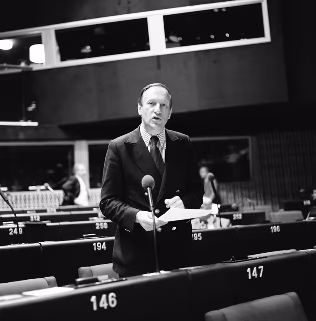 Fotografija 33: The MEP Luc BEYER DE RYKE during a session in Strasbourg in July 1981.