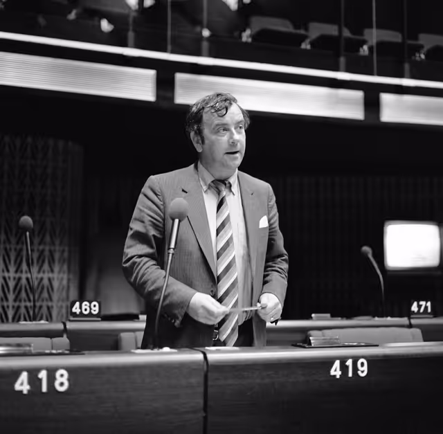 Fotografija 37: The MEP Michael Noel DAVERN during a session in July 1981.