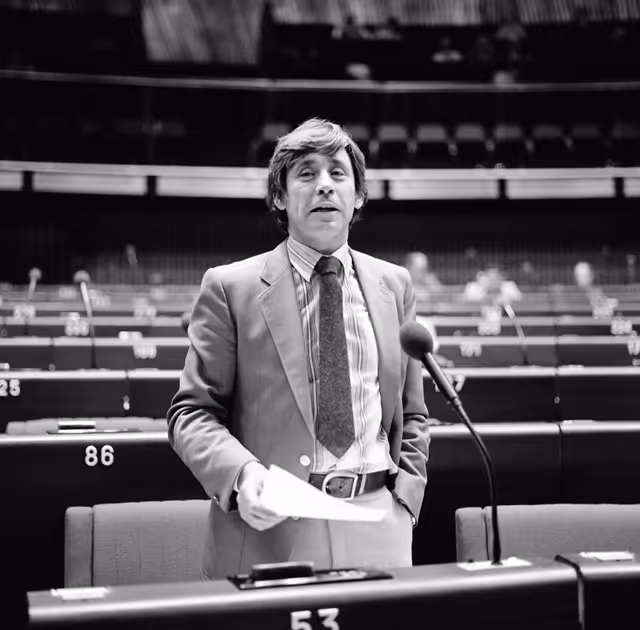 Fotografija 8: The MEP Barry H. SEAL during a session in Strasbourg in July 1981.