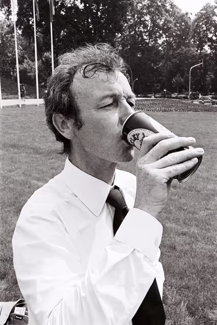 Fotografija 12: The MEP Derek A. ENRIGHT playing a game in July 1981.