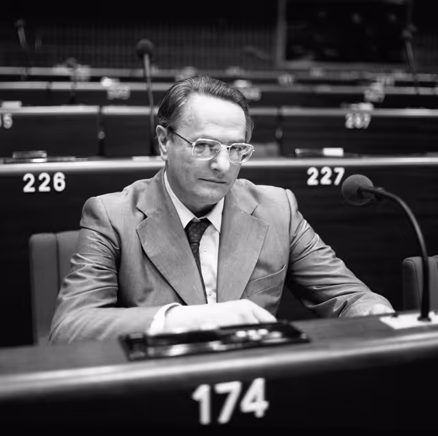 Fotografija 6: The MEP Andre DILIGENT during a session in Strasbourg in July 1981.