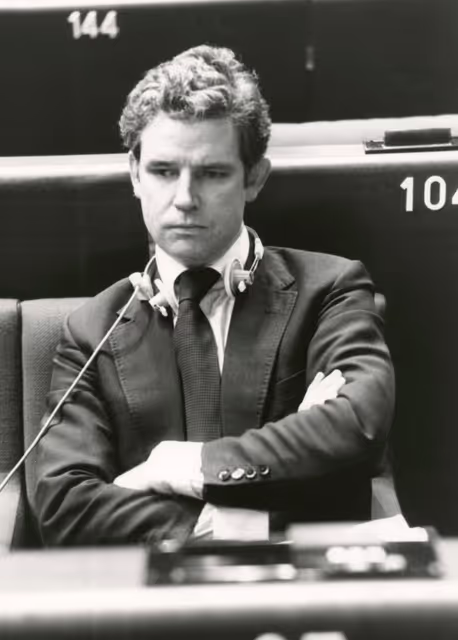 Zdjęcie 18: Neil BALFOUR attends a plenary session in July 1981