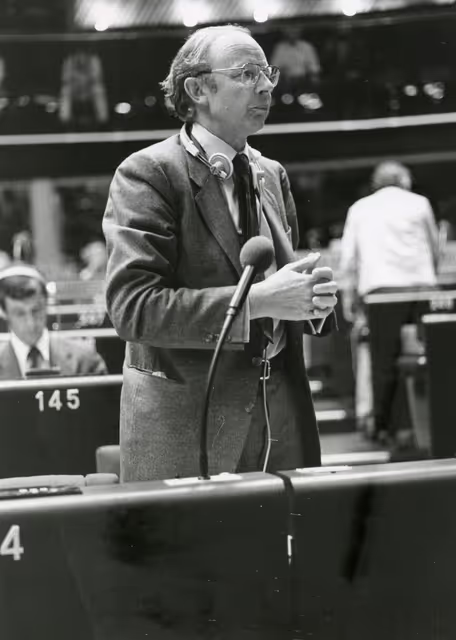 Zdjęcie 21: Sir Fred CATHERWOOD speaks in plenary session in July 1981