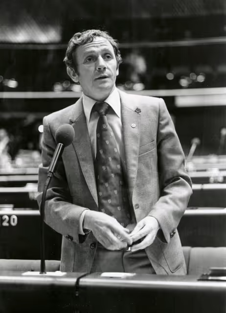 Zdjęcie 1: Allan R. ROGERS speaks in plenary session in July 1981