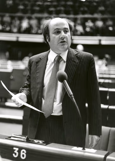 Zdjęcie 13: John Mark TAYLOR speaks in plenary session in July 1981