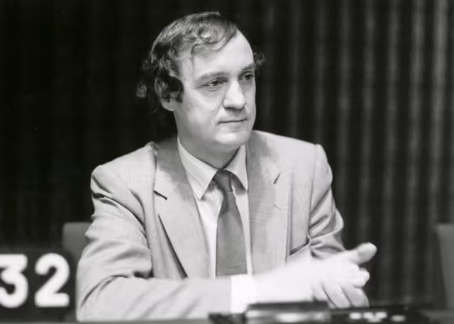 Zdjęcie 14: Karel VAN MIERT attends a plenary session in July 1981