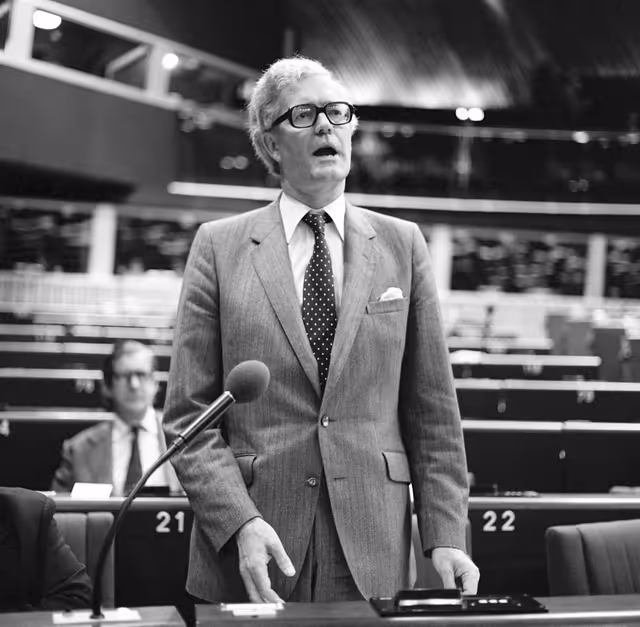 Foto 35: Douglas HURD during a session in Strasbourg in September 1981.
