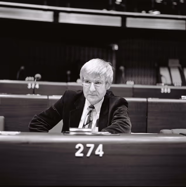 Photo 19: The MEP Dieter ROGALLA during a session in Strasbourg in October 1981.