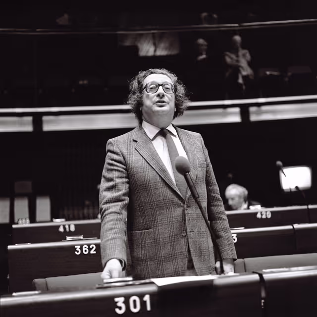 Photo 32: The MEP Gerard ISRAEL during a session in Strasbourg in October 1981.