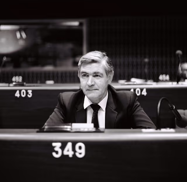 Photo 47: The MEP Konrad SCHON during a session in Strasbourg in October 1981.