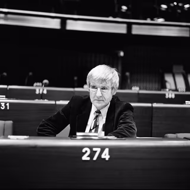 Photo 17: The MEP Dieter ROGALLA during a session in Strasbourg in October 1981.