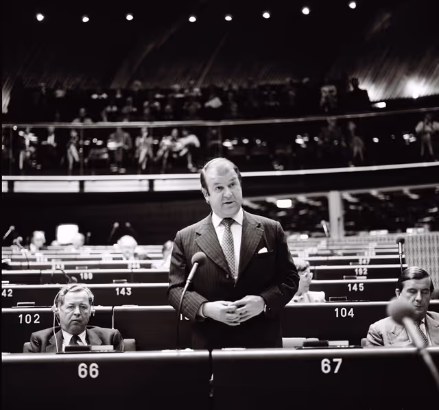 Photo 2: Basil de FERRANTI during a session in Strasbourg in October 1981.