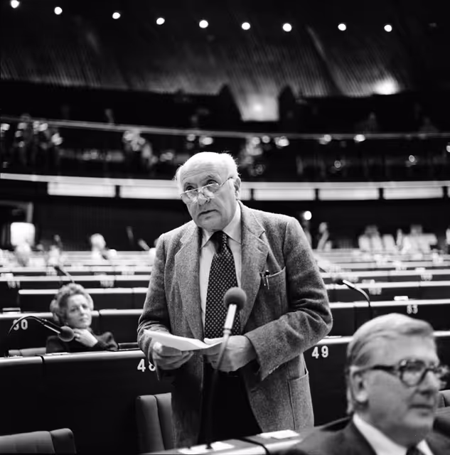 Снимка 15: The MEP Altiero SPINELLI during a session in Strasbourg in November 1981.