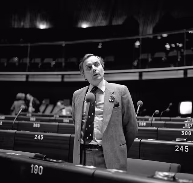 Снимка 22: The MEP Brian H. HORD during a session in Strasbourg in November 1981.