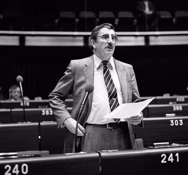Снимка 32: The MEP Edward KELLETT-BOWMAN during a session in Strasbourg on November 1981.
